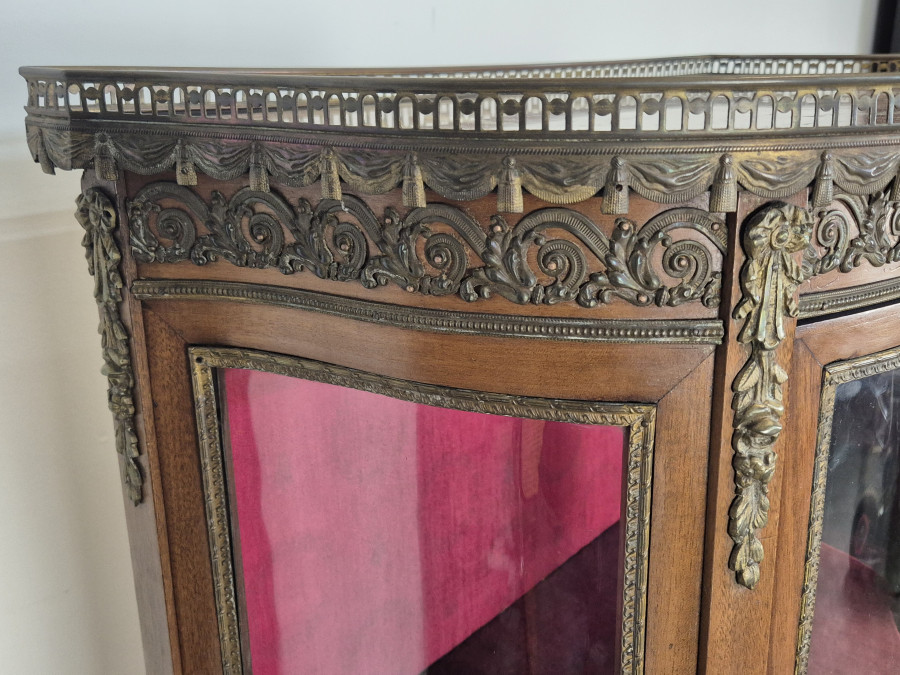 Vitrine Napoléon III à verre bombé