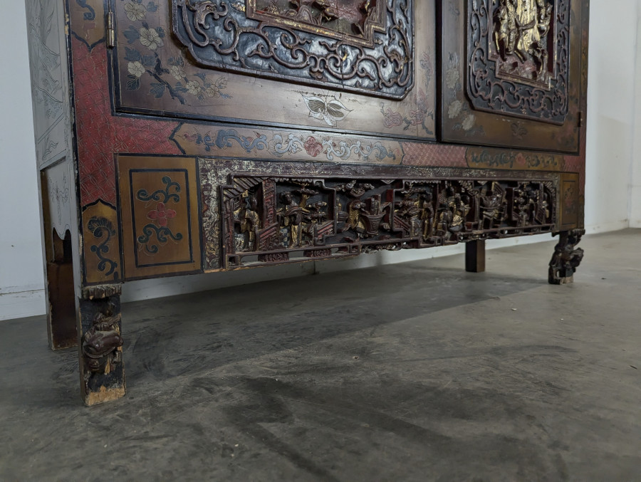 Vitrine cabinet chinois richement sculpté du début XXème