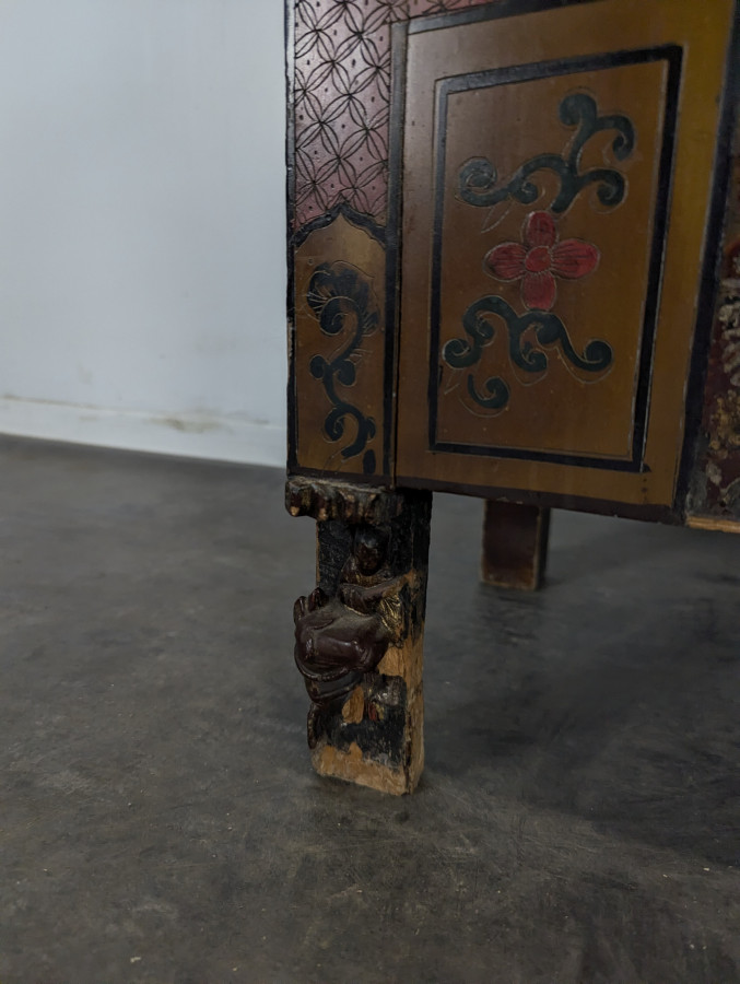 Vitrine cabinet chinois richement sculpté du début XXème