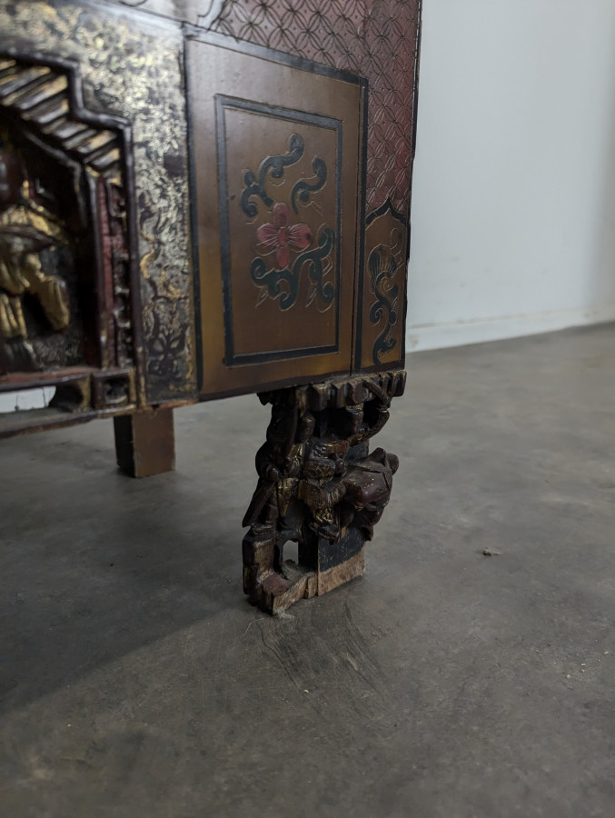 Vitrine cabinet chinois richement sculpté du début XXème
