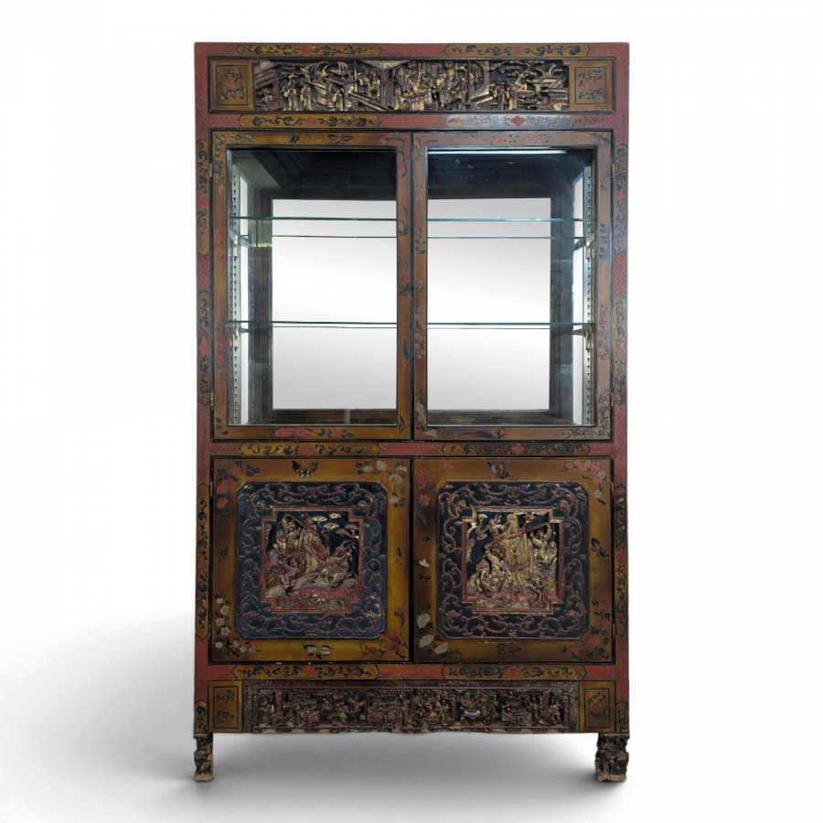 Vitrine cabinet chinois richement sculpté du début XXème