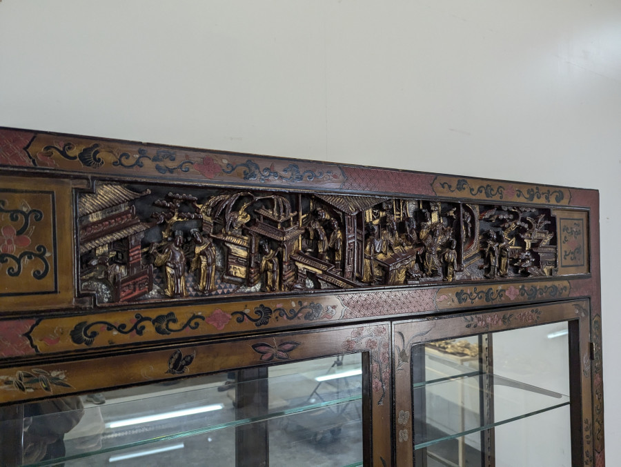 Vitrine cabinet chinois richement sculpté du début XXème