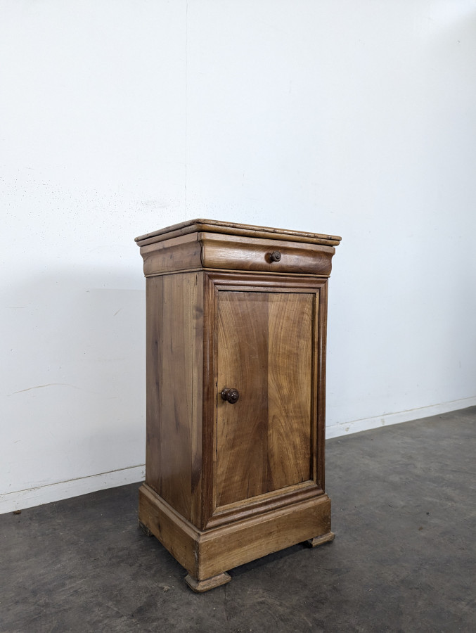 Chevet Louis-Philippe en noyer à une porte et un tiroir