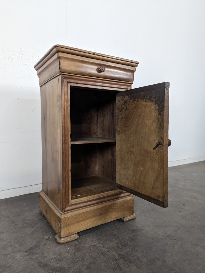 Chevet Louis-Philippe en noyer à une porte et un tiroir