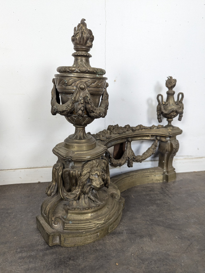 Paire de chenets Louis XVI en bronze aux pots à feu