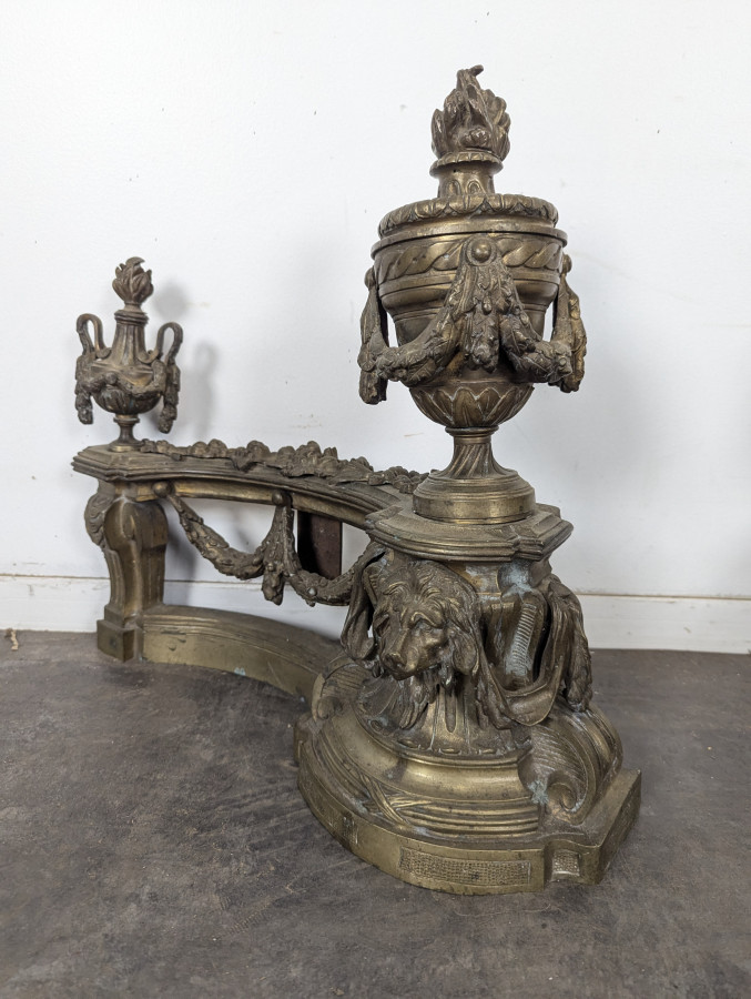 Paire de chenets Louis XVI en bronze aux pots à feu