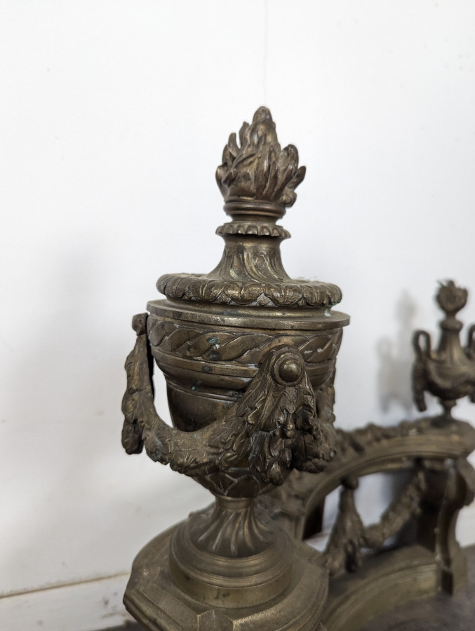 Paire de chenets Louis XVI en bronze aux pots à feu