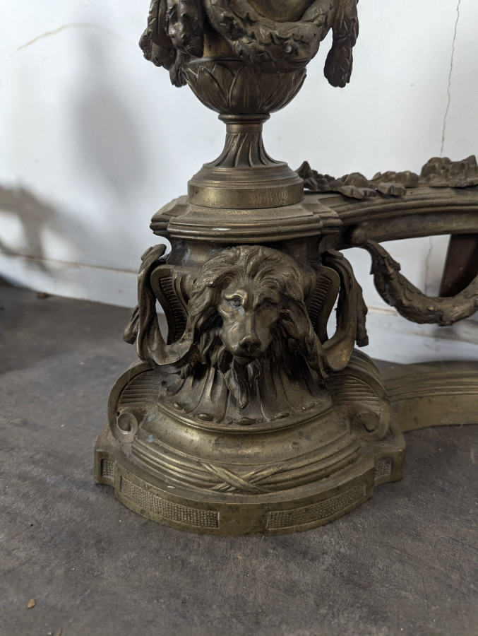 Paire de chenets Louis XVI en bronze aux pots à feu