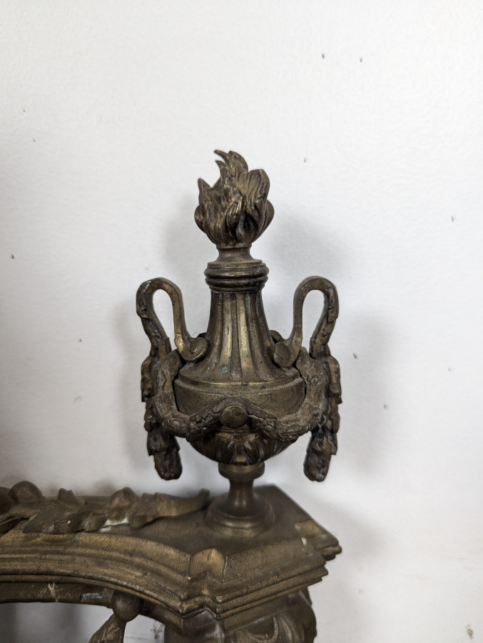 Paire de chenets Louis XVI en bronze aux pots à feu
