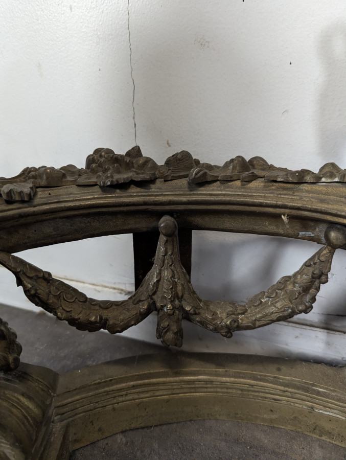 Paire de chenets Louis XVI en bronze aux pots à feu