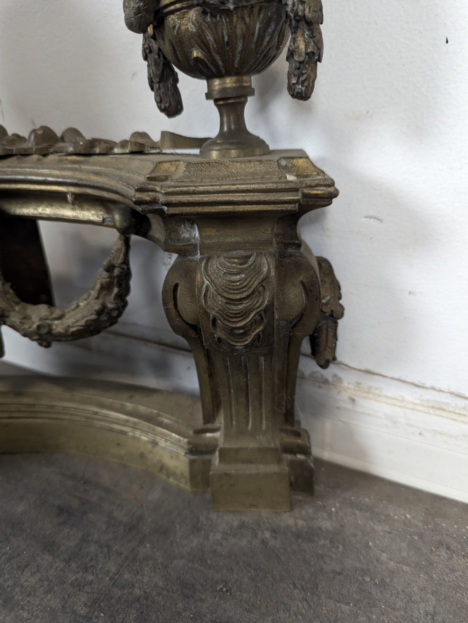 Paire de chenets Louis XVI en bronze aux pots à feu