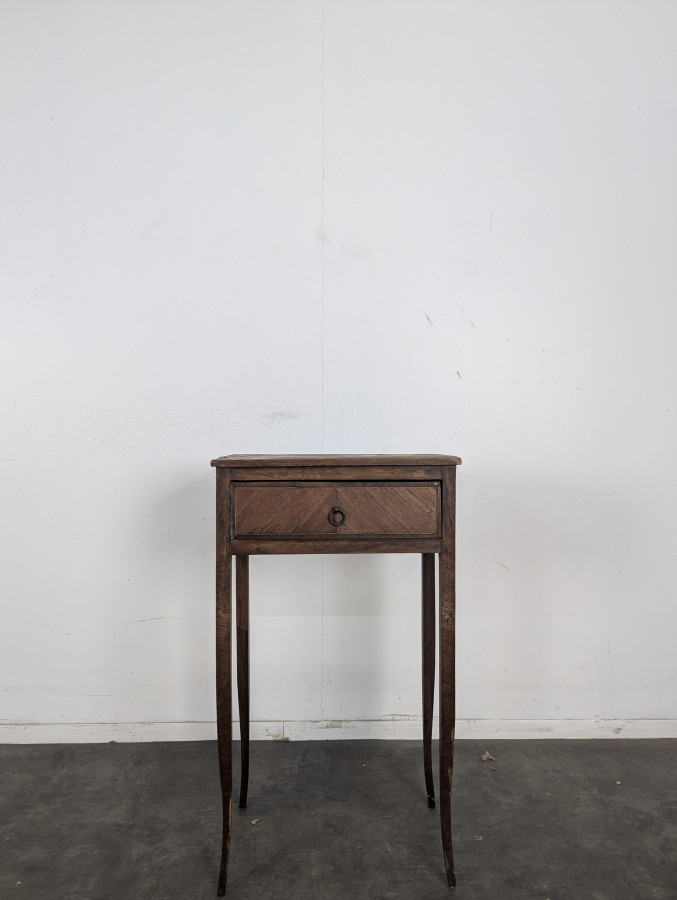 Chevet à un tiroir en marqueterie de style Louis XV pieds cambrés