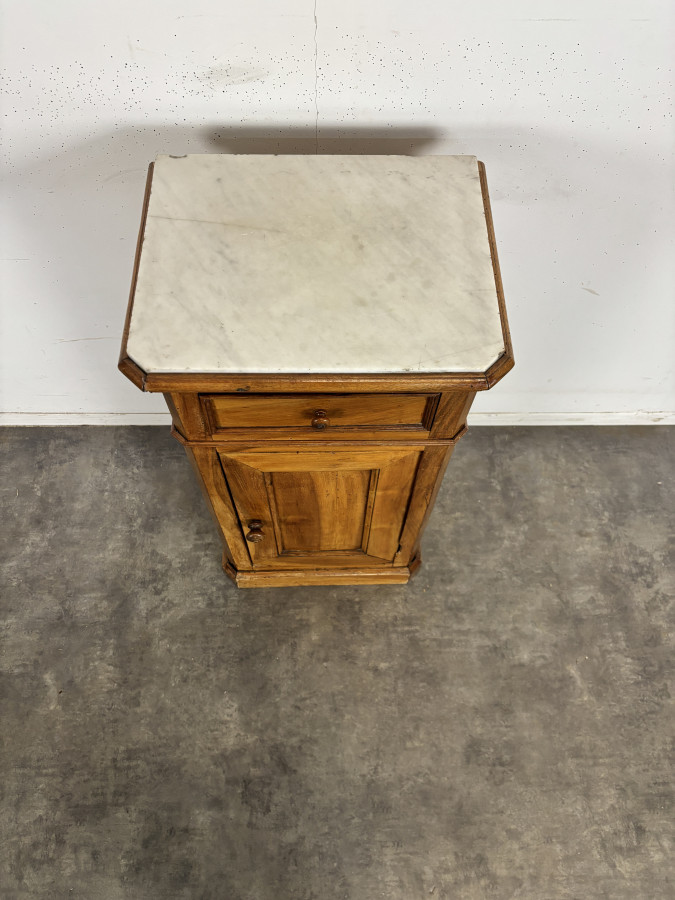 Table de chevet en noyer, dessus de marbre blanc