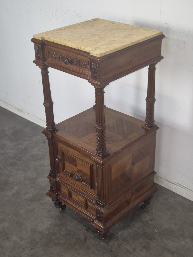 Table de nuit de style Henri II en noyer