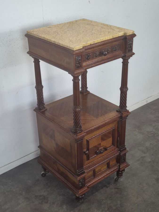Table de nuit de style Henri II en noyer