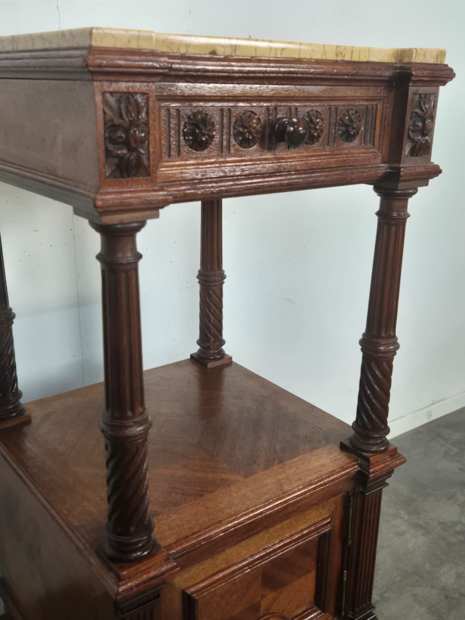 Table de nuit de style Henri II en noyer
