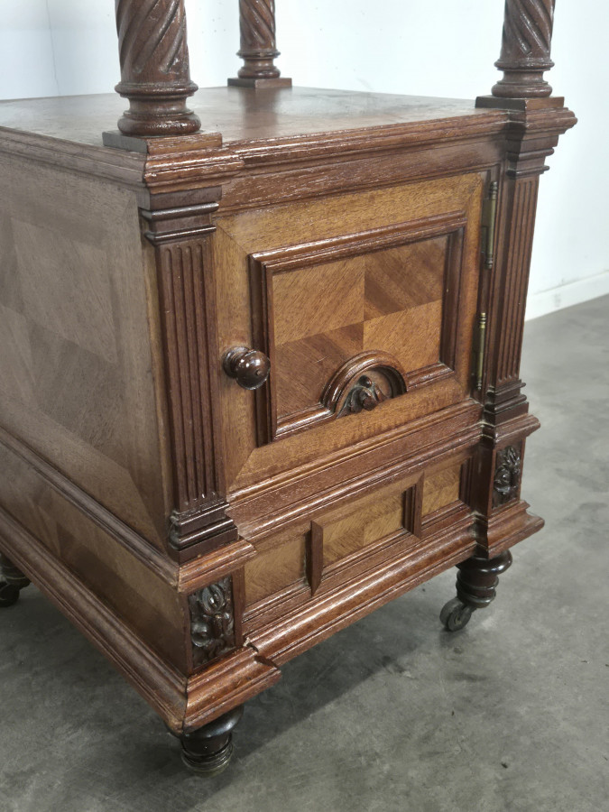 Table de nuit de style Henri II en noyer