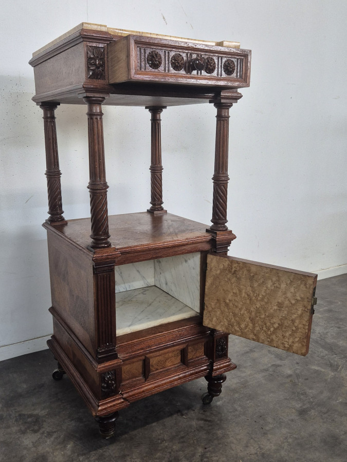 Table de nuit de style Henri II en noyer