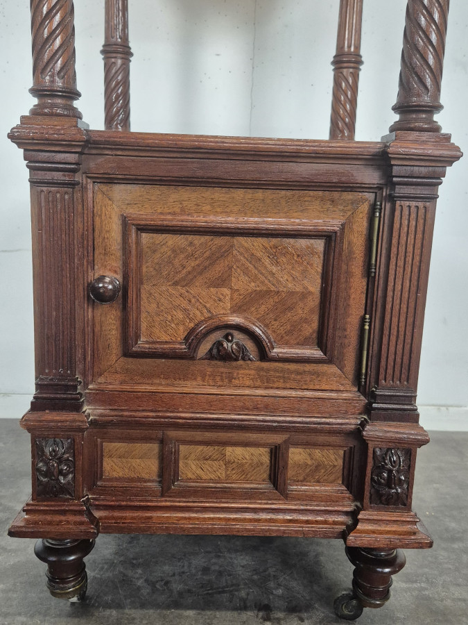 Table de nuit de style Henri II en noyer