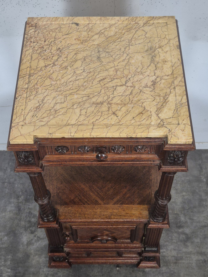 Table de nuit de style Henri II en noyer