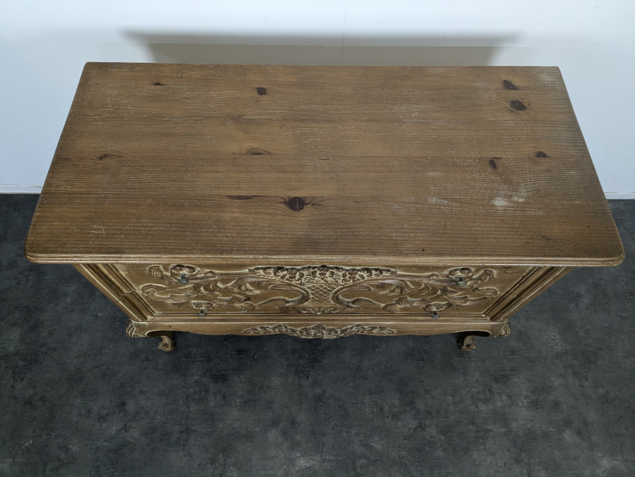 Commode de style Directoire en pin césuré