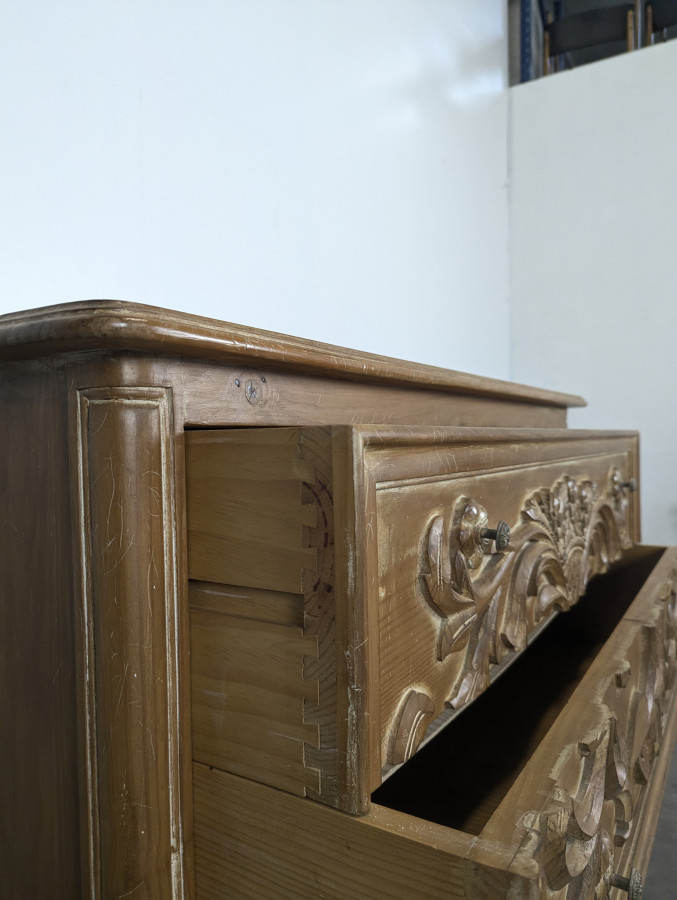 Commode de style Directoire en pin césuré