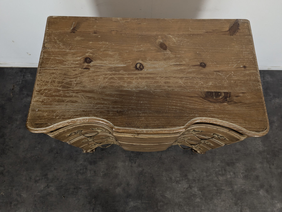 Commode de style Directoire en pin césuré
