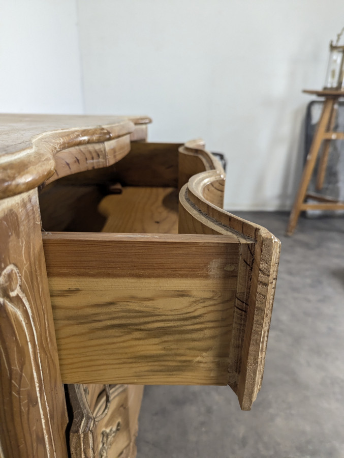 Commode de style Directoire en pin césuré
