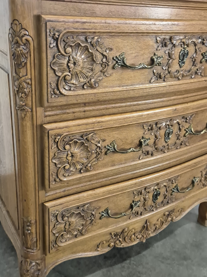 Commode Liegeoise en chêne de style Louis XIV