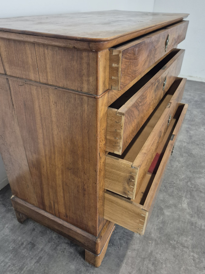 Commode de style Louis Philippe en plaquage de ronce de Noyer