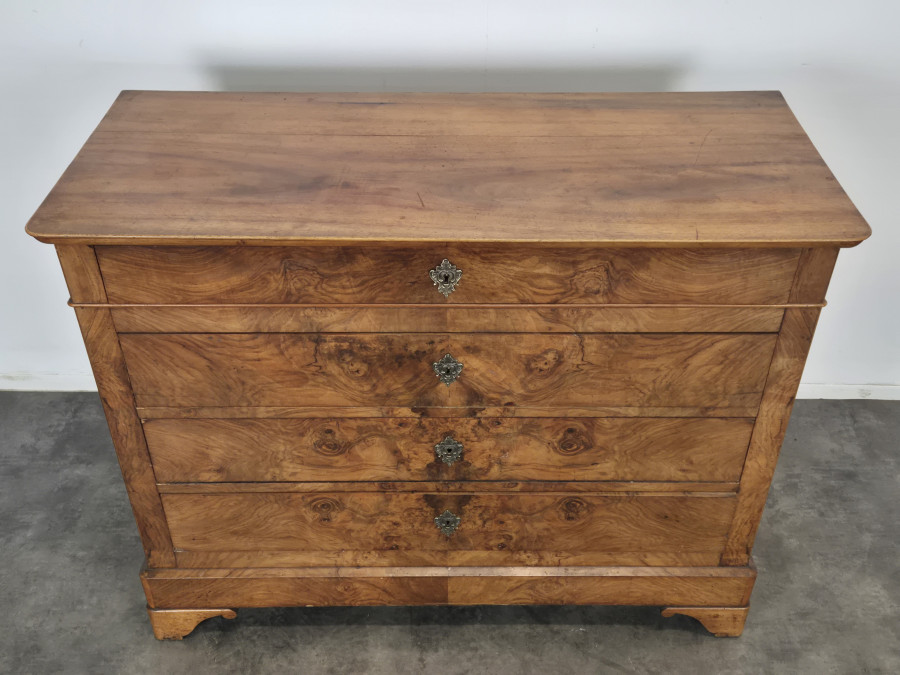 Commode de style Louis Philippe en plaquage de ronce de Noyer
