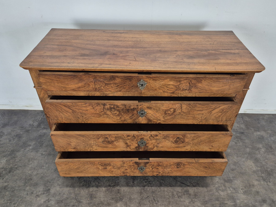 Commode de style Louis Philippe en plaquage de ronce de Noyer