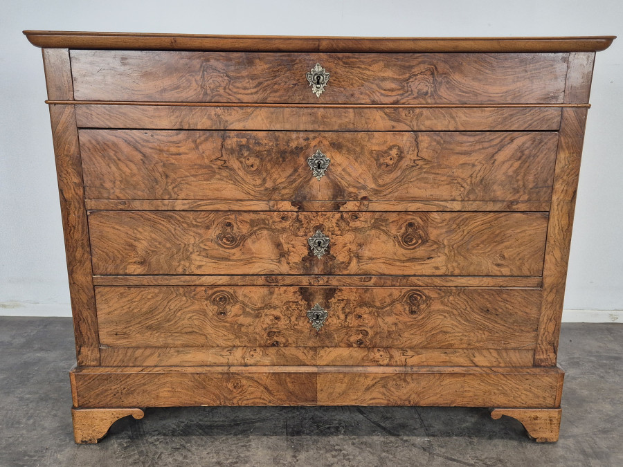 Commode de style Louis Philippe en plaquage de ronce de Noyer