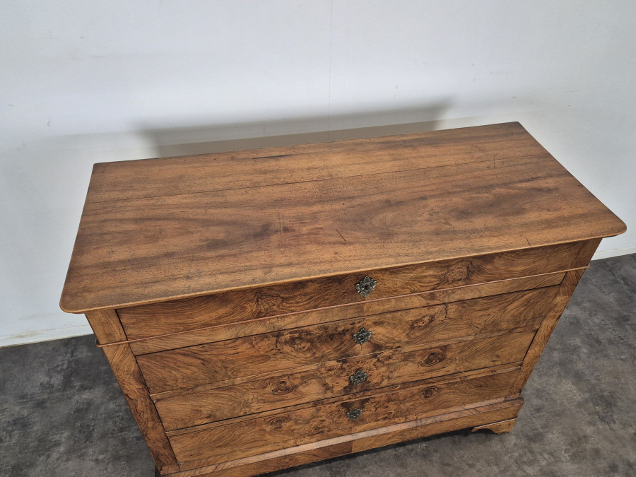 Commode de style Louis Philippe en plaquage de ronce de Noyer