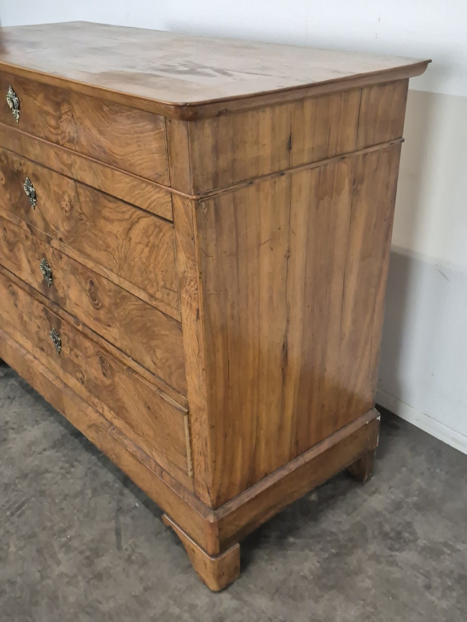 Commode de style Louis Philippe en plaquage de ronce de Noyer
