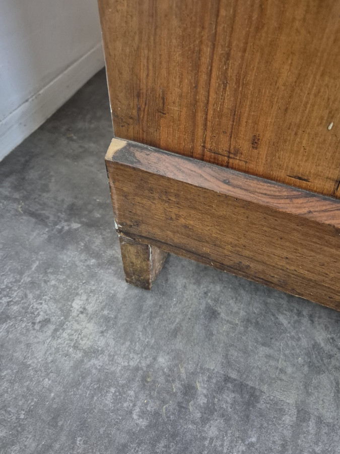Commode de style Louis Philippe en plaquage de ronce de Noyer