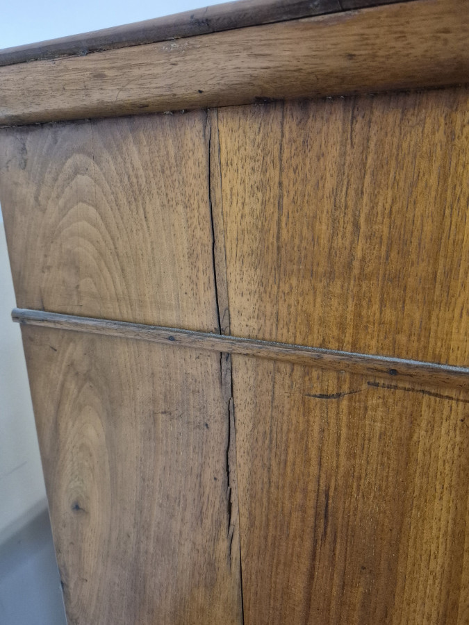 Commode de style Louis Philippe en plaquage de ronce de Noyer