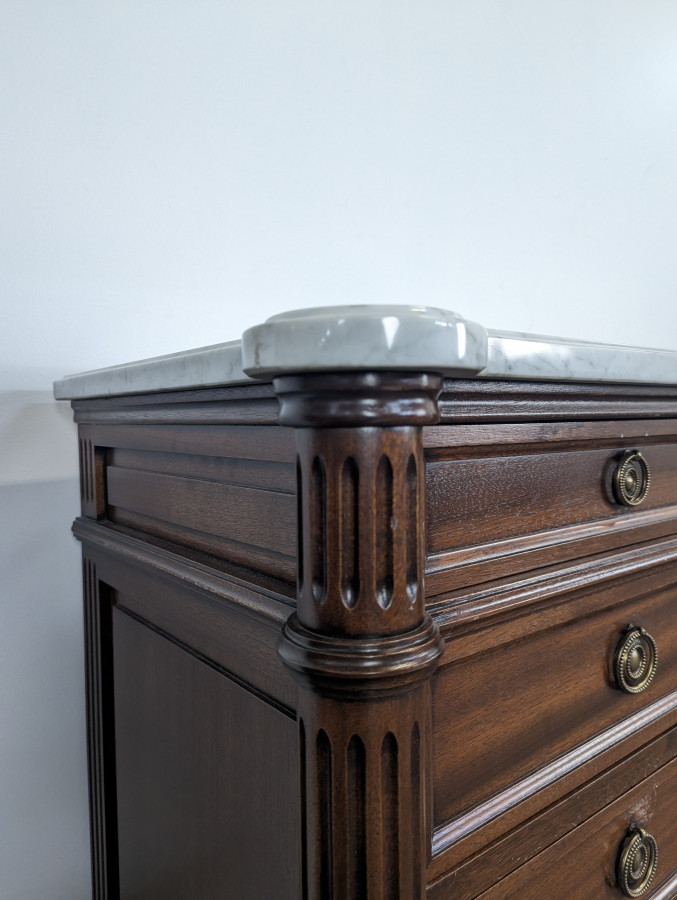 Commode de style Louis XVI en acajou et marbre de carrare