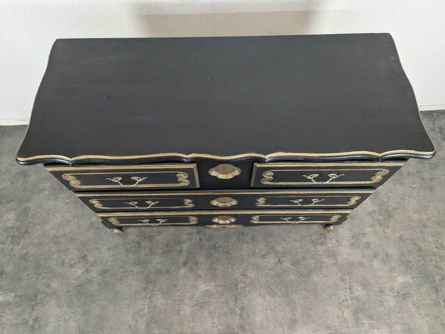 Commode de style Louis XV en chêne laqué noir et rechampi or