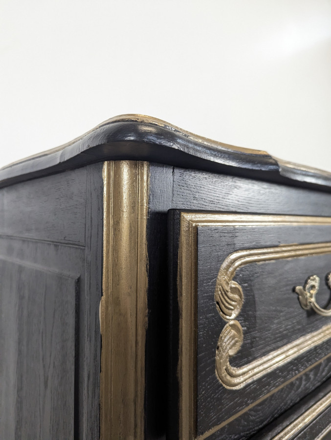 Commode de style Louis XV en chêne laqué noir et rechampi or