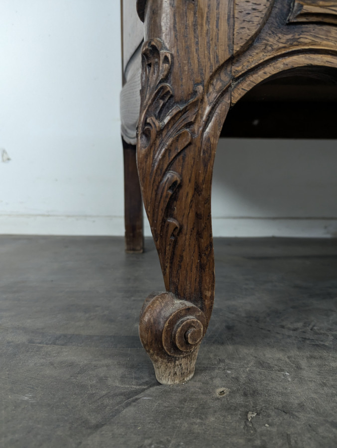 Commode néo rustique galbée richement sculptée