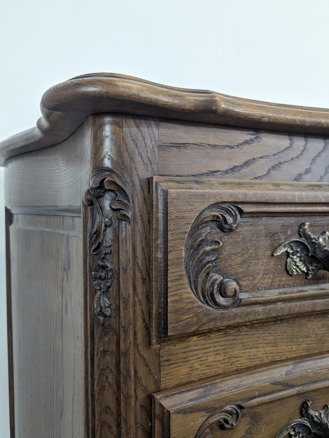 Commode néo rustique galbée richement sculptée