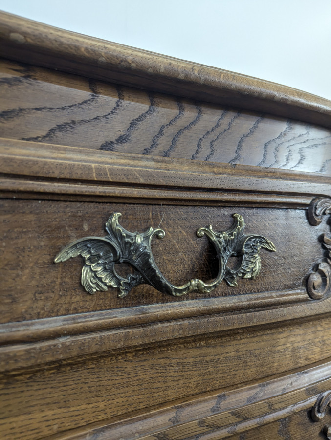 Commode néo rustique galbée richement sculptée