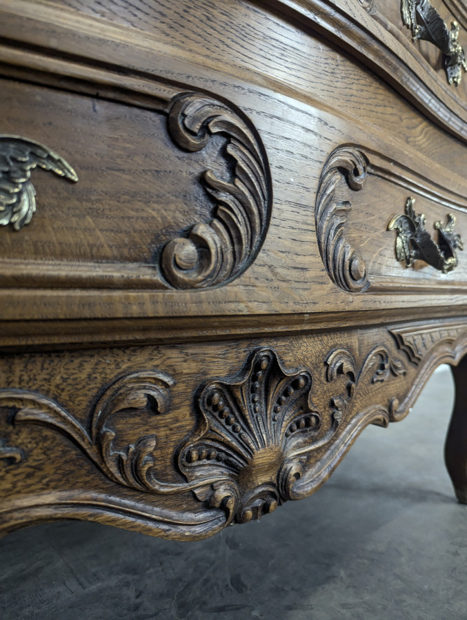 Commode néo rustique galbée richement sculptée