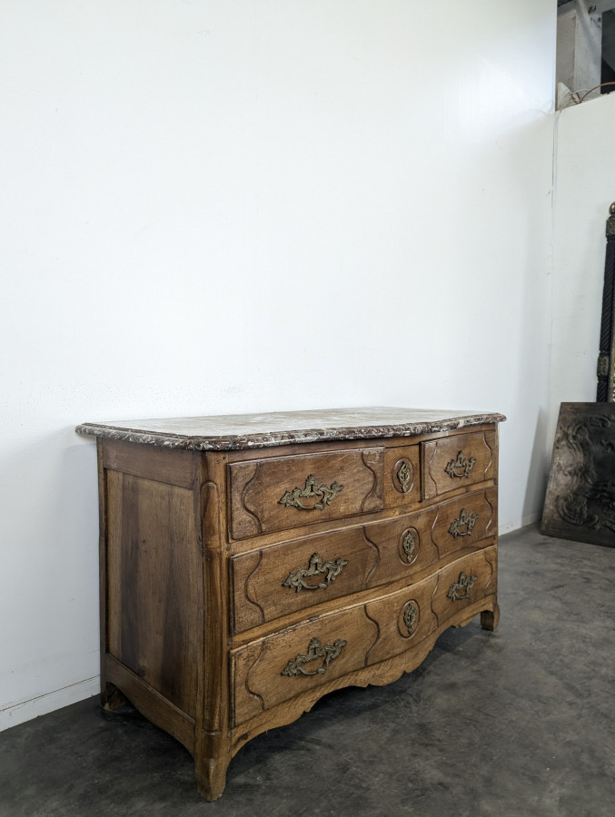 Commode Louis XV galbée en noyer dessus marbre XVIIIe