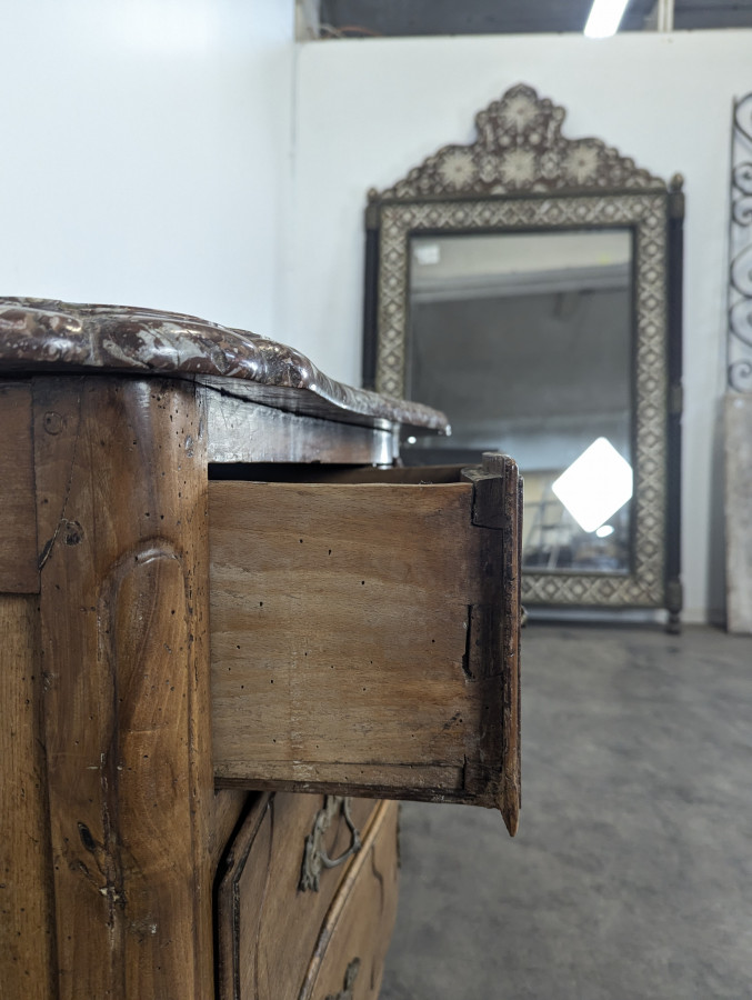 Commode Louis XV galbée en noyer dessus marbre XVIIIe