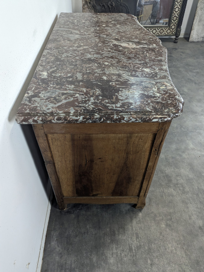 Commode Louis XV galbée en noyer dessus marbre XVIIIe