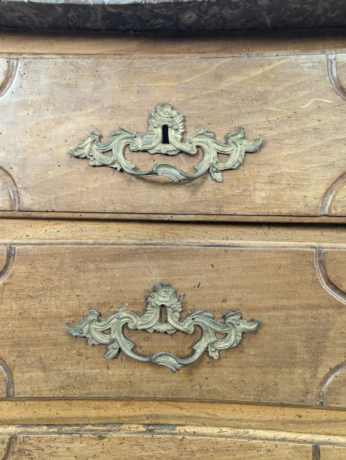 Commode Louis XV galbée en noyer dessus marbre XVIIIe