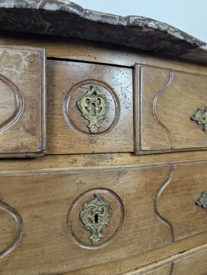 Commode Louis XV galbée en noyer dessus marbre XVIIIe
