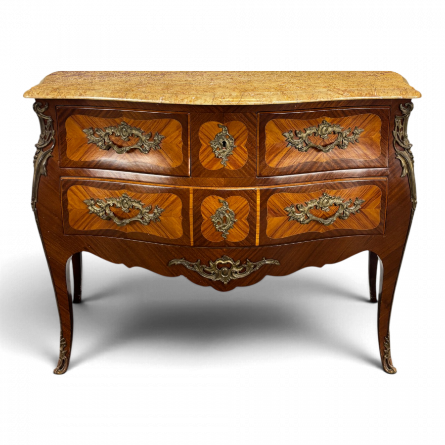 Commode galbée de style Louis XV marquetée estampillée R. Bacchin, dessus de marbre